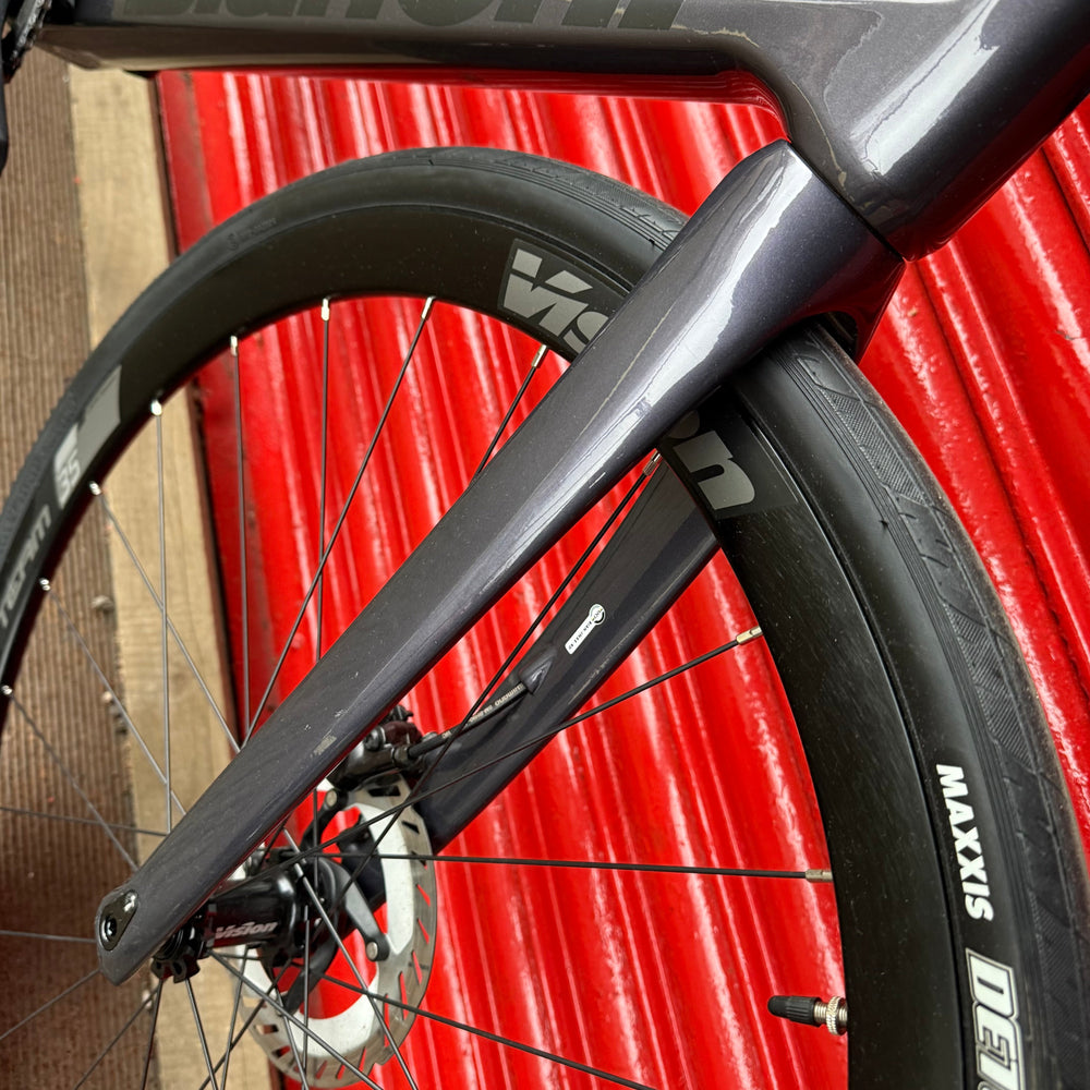 Bianchi Infinito 105 12 Speed Carbon Disc Road Bike - L 57cm — view 8