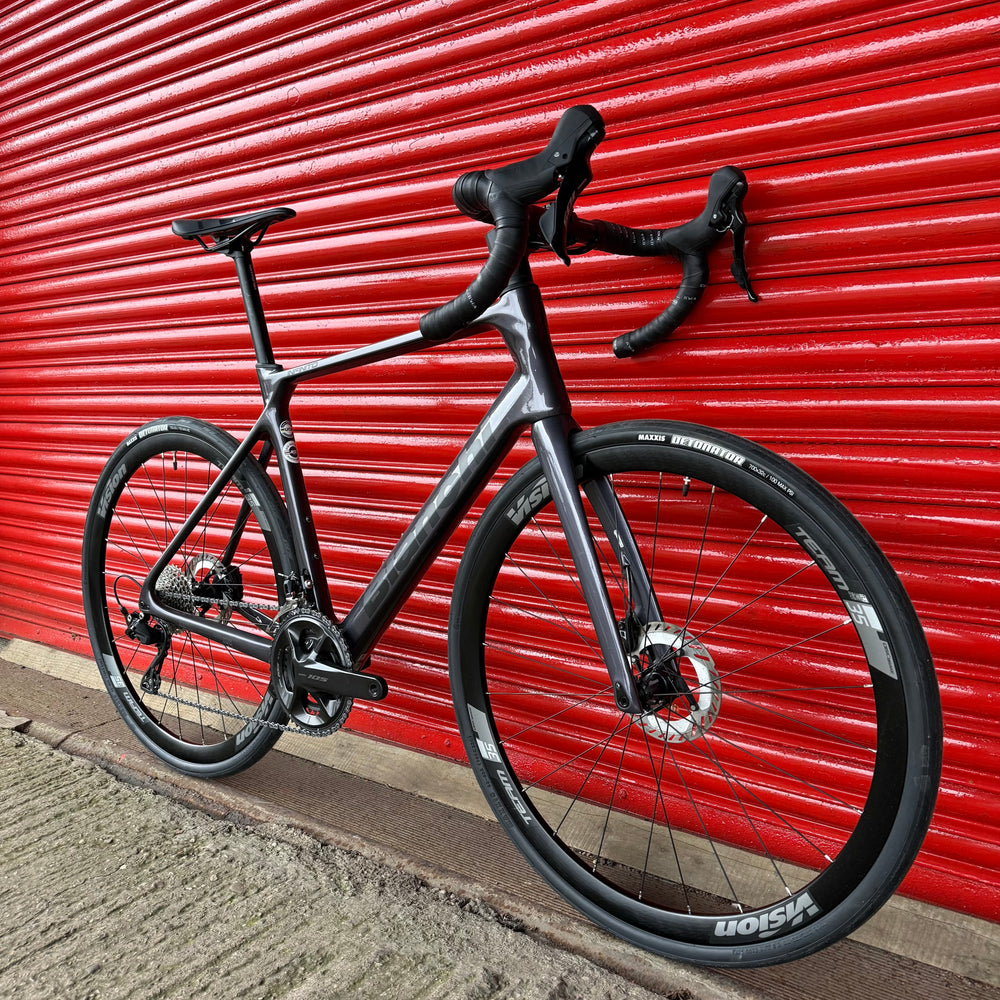 Bianchi Infinito 105 12 Speed Carbon Disc Road Bike - L 57cm — view 2