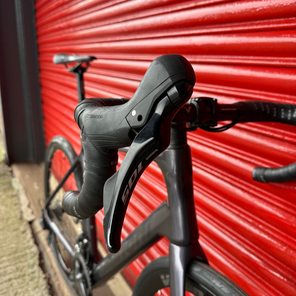 Bianchi Infinito 105 12 Speed Carbon Disc Road Bike - L 57cm — view 6