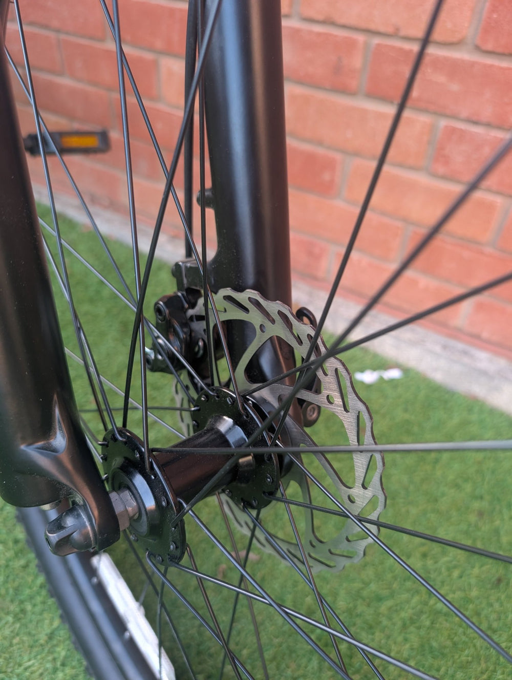 Claud Butler Ridge 1.0 - front hub and disc brake — view 6