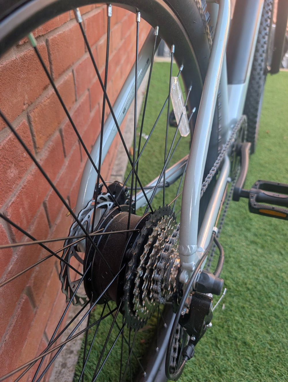Claud Butler Ridge 1.0 - rear hub motor and cassette — view 7