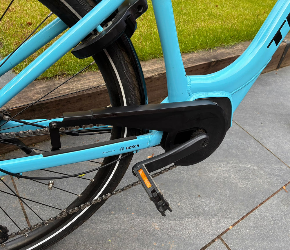 Bosch Performance Line mid-drive motor, chain guard and pedal on the Trek Verve+ 2 Lowstep — view 4