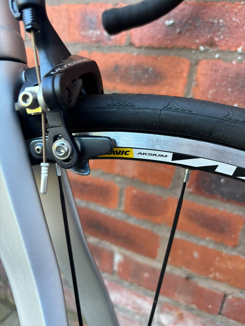 Shimano Ultegra front brake on a Mavic Aksium rim — view 9