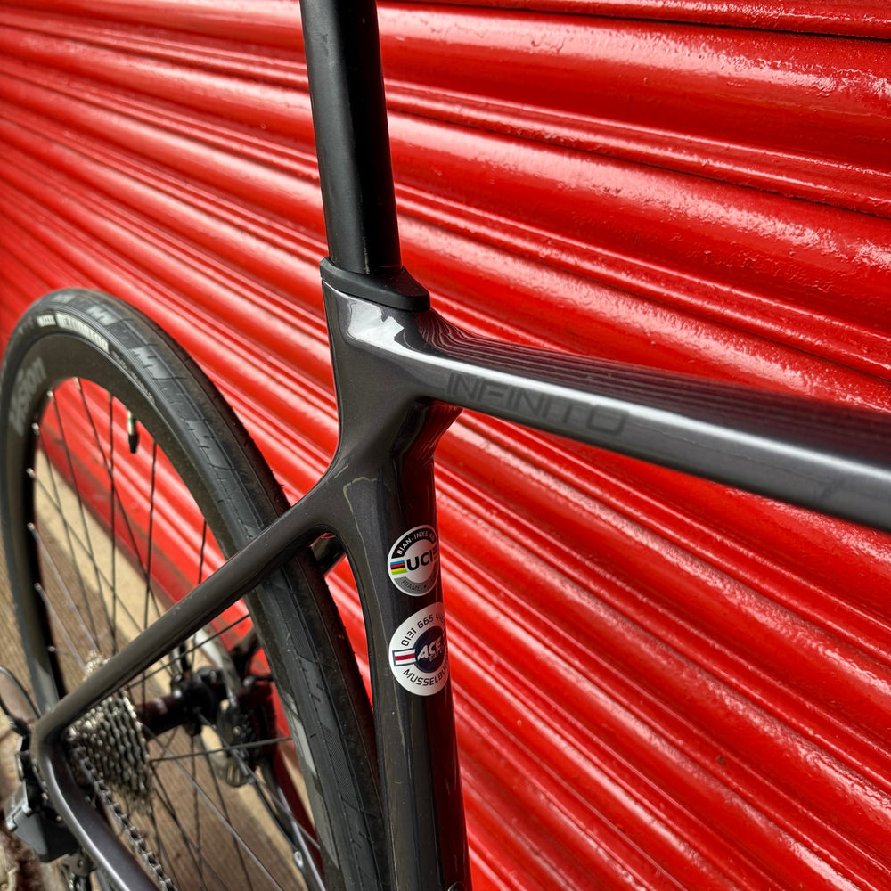 Bianchi Infinito 105 12 Speed Carbon Disc Road Bike - L 57cm — view 10