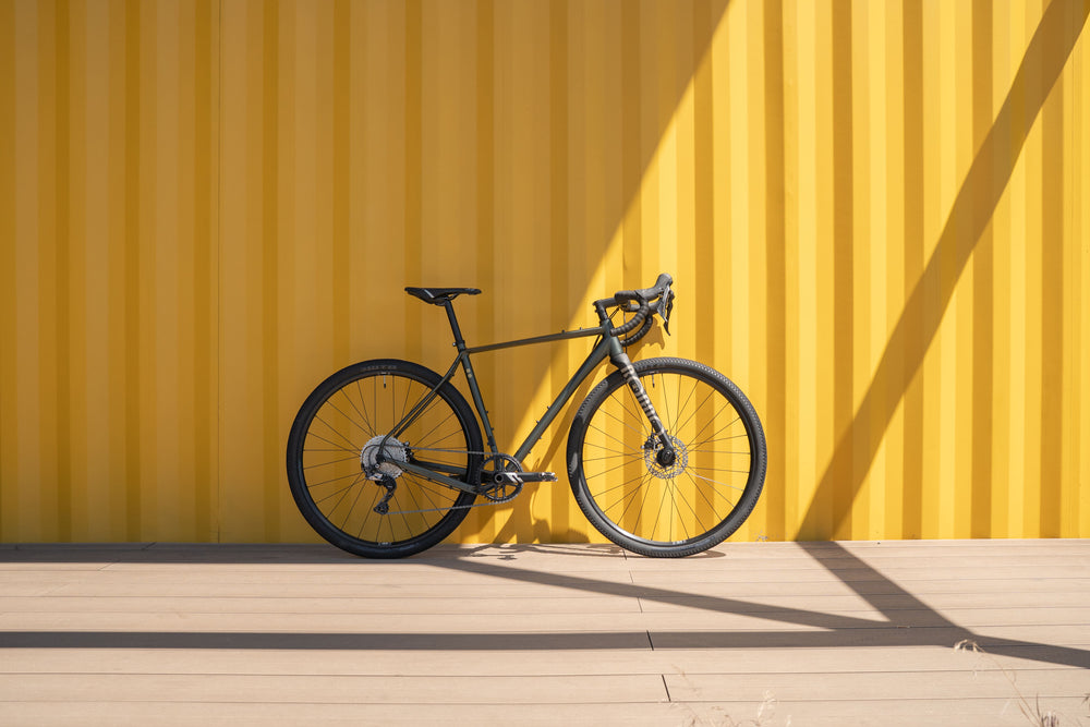 Rondo Ruut AL 2 Green/Black riding on gravel — view 5
