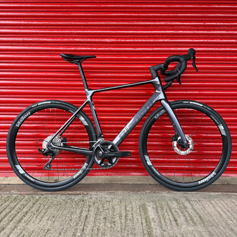 Bianchi Infinito 105 12 Speed Carbon Disc Road Bike - L 57cm — view 1
