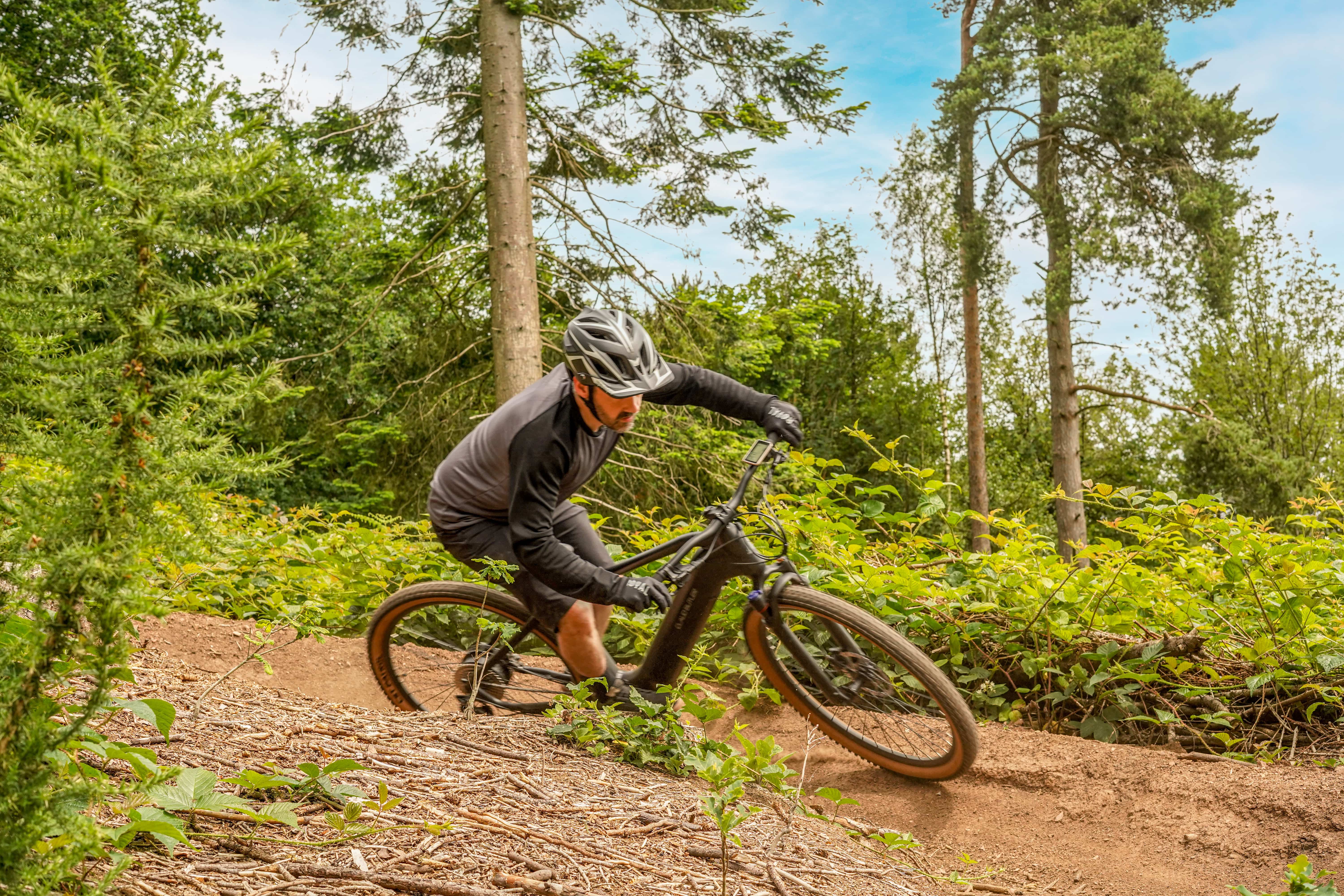 Claud Butler Electric Mountain Bikes Claud Butler Wrath 2.0 Cues Electric Mountain Bike, Medium Stealth Black