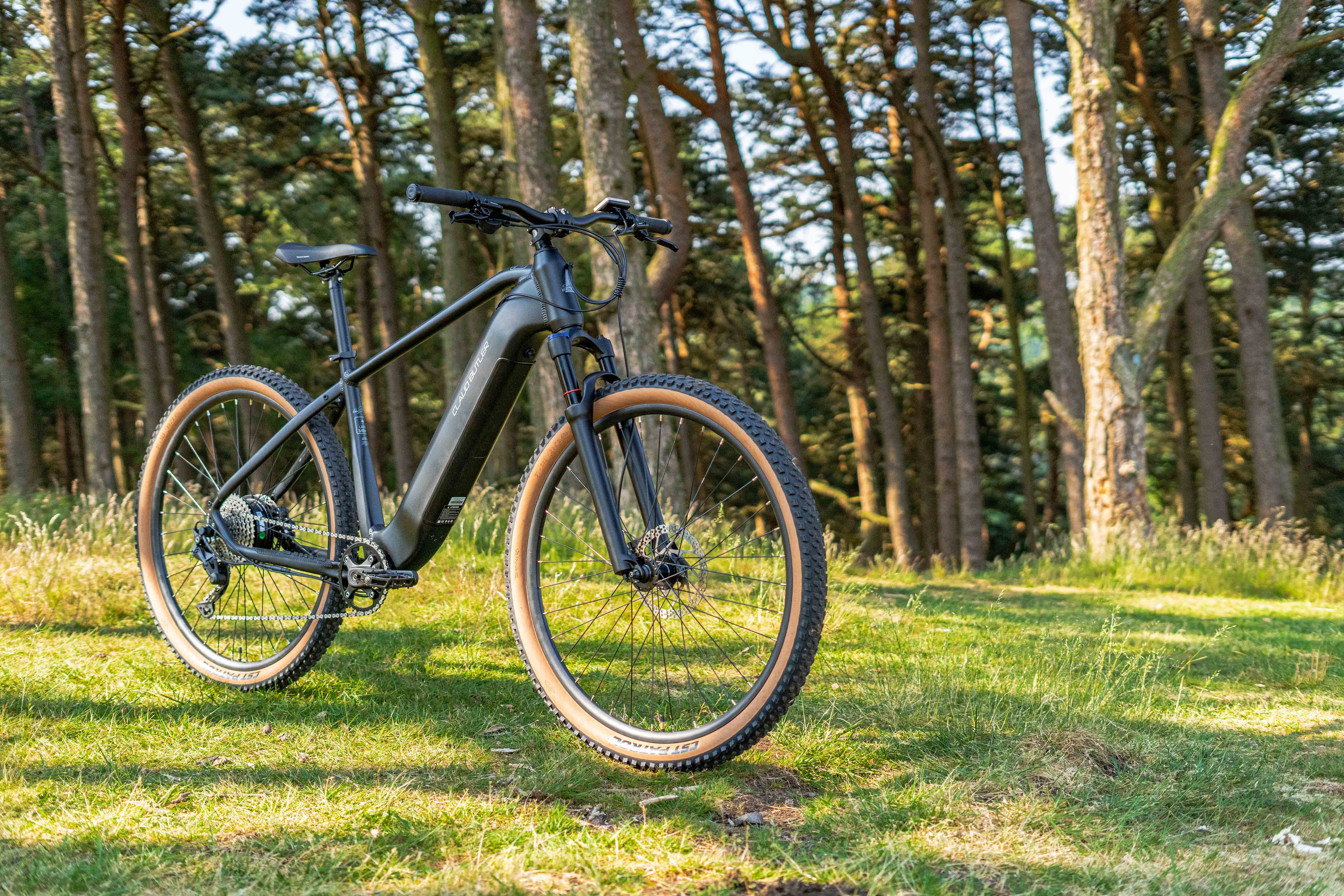 Claud Butler Electric Mountain Bikes Claud Butler Wrath 2.0 Cues Electric Mountain Bike, Medium Stealth Black