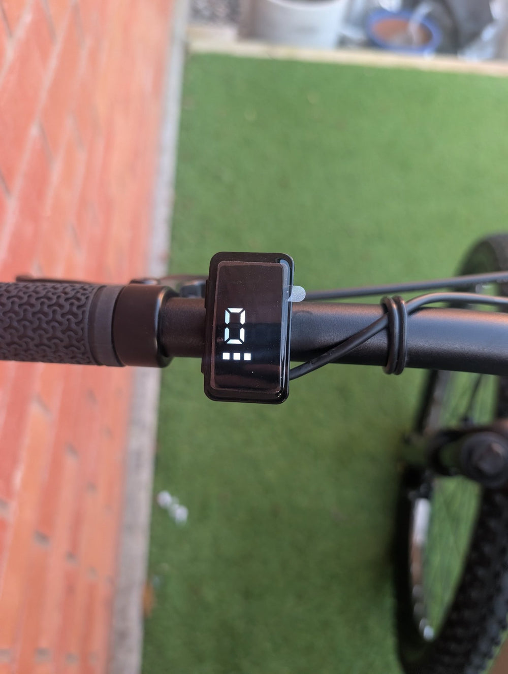 Claud Butler Ridge 1.0 - handlebar display powered on — view 4